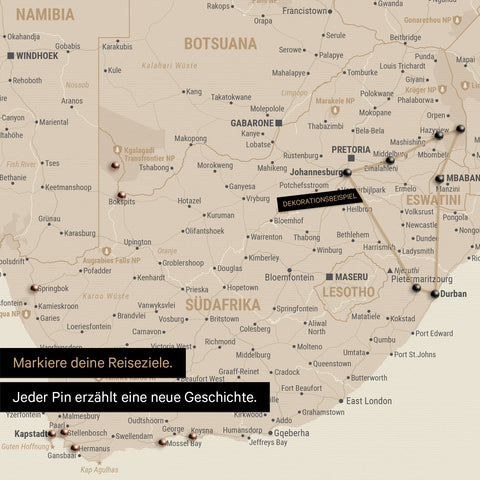 Detail einer Südafrika-Karte als Pinn-Leinwand in der Farbe Gold mit Pins, die alle mit einem Garn verbunden sind und eine abgesteckte Reiseroute zeigen
