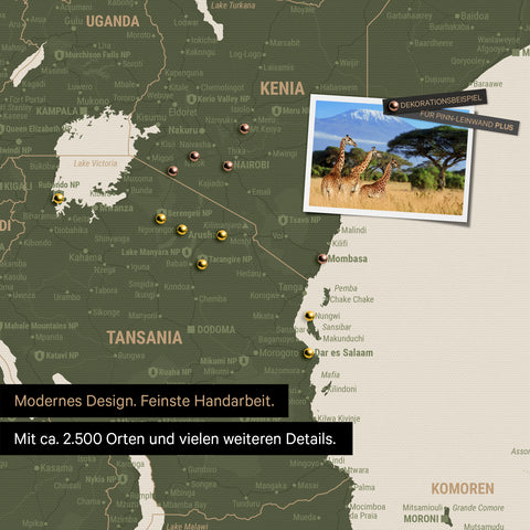 Detailreiche Afrika-Karte als Pinnwand in Dunkelgrün zur Markierung von 2.500 Reisezielen in Tansania, Kenia und vielen anderen afrikanischen Ländern – ideal für die Markierung vergangener Reisen und zukünftiger Reisepläne