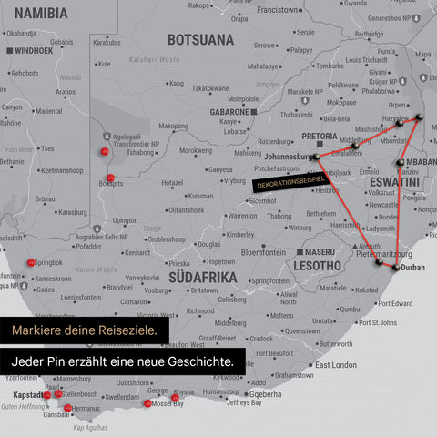 Detail einer Südafrika-Karte als Pinn-Leinwand in der Farbe Hellgrau mit Pins, die alle mit einem Garn verbunden sind und eine abgesteckte Reiseroute zeigen