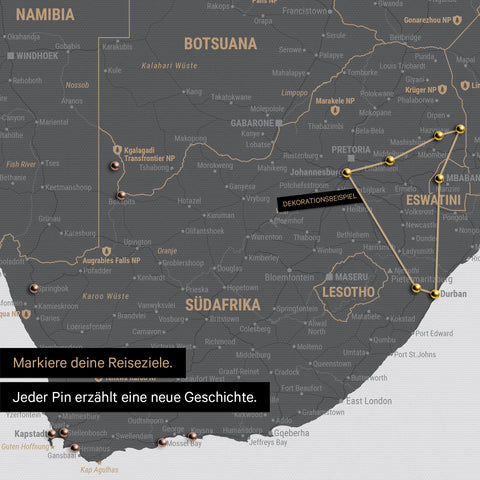 Detail einer Südafrika-Karte als Pinn-Leinwand in der Farbe Light Gray mit Pins, die alle mit einem Garn verbunden sind und eine abgesteckte Reiseroute zeigen