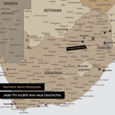 Detail einer Südafrika-Karte als Pinn-Leinwand in der Farbe Multicolor Beige mit Pins, die alle mit einem Garn verbunden sind und eine abgesteckte Reiseroute zeigen