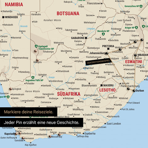 Detail einer Südafrika-Karte als Pinn-Leinwand in der Farbe Multicolor Classic mit Pins, die alle mit einem Garn verbunden sind und eine abgesteckte Reiseroute zeigen