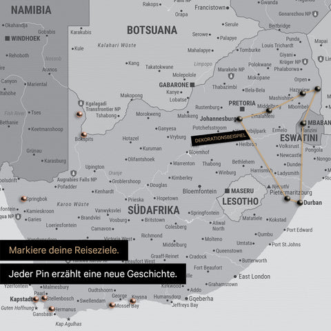 Detail einer Südafrika-Karte als Pinn-Leinwand in der Farbe Multicolor Gray mit Pins, die alle mit einem Garn verbunden sind und eine abgesteckte Reiseroute zeigen