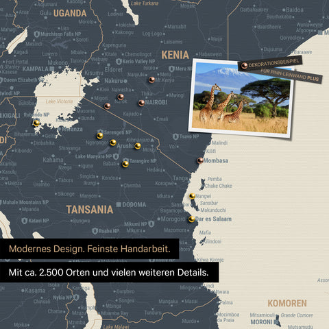 Detailreiche Afrika-Karte als Pinnwand in Navy Light zur Markierung von 2.500 Reisezielen in Tansania, Kenia und vielen anderen afrikanischen Ländern – ideal für die Markierung vergangener Reisen und zukünftiger Reisepläne