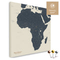Afrika-Karte in Navy Light als Pinn-Leinwand, perfekt zum Markieren und Planen von Reisen, hier kaufen