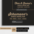 Pinnwand Leinwand einer Afrika-Karte in Schwarz-Weiss mit Personalisierung als Logo mit Familiennamen und Legende