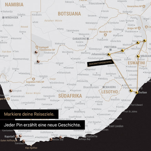 Detail einer Südafrika-Karte als Pinn-Leinwand in der Farbe Schwarz-Weiss mit Pins, die alle mit einem Garn verbunden sind und eine abgesteckte Reiseroute zeigen
