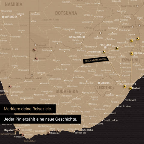Detail einer Südafrika-Karte als Pinn-Leinwand in der Farbe Sonar Black (Schwarz-Gold) mit Pins, die alle mit einem Garn verbunden sind und eine abgesteckte Reiseroute zeigen