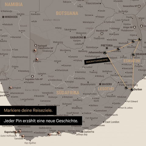 Detail einer Südafrika-Karte als Pinn-Leinwand in der Farbe Warmgray (Braun-Grau) mit Pins, die alle mit einem Garn verbunden sind und eine abgesteckte Reiseroute zeigen