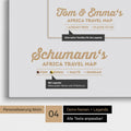 Pinnwand Leinwand einer Afrika-Karte in Light Black (Weiss-Schwarz) mit Personalisierung als Logo mit Familiennamen und Legende