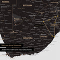 Detail einer Südafrika-Karte als Pinn-Leinwand in der Farbe Light Black (Weiss-Schwarz) mit Pins, die alle mit einem Garn verbunden sind und eine abgesteckte Reiseroute zeigen