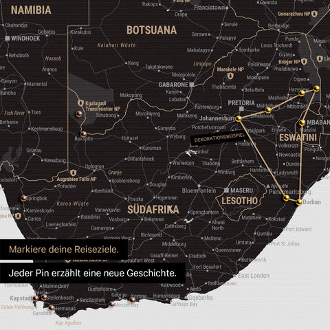 Detail einer Südafrika-Karte als Pinn-Leinwand in der Farbe Light Black (Weiss-Schwarz) mit Pins, die alle mit einem Garn verbunden sind und eine abgesteckte Reiseroute zeigen