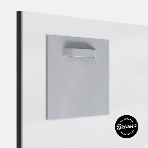 Rückansicht des Magnetboards mit einem aufgeklebten Alu-Aufhägeblech