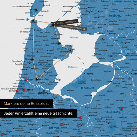 Moderne Benelux-Landkarte in der Farbe Blau als Pinn-Leinwand zeigt einen Ausschnitt von Nord-Holland und Utrecht, in der bereits besuchte Reiseziele durch Pins markiert sind 