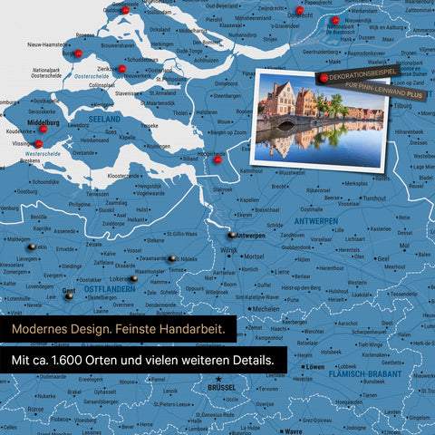Benelux-Landkarte in Blau als Leinwand zum Pinnen zeigt einen Ausschnitt von Seeland, Ostflandern und Antwerpen mit vielen Details wie Nationalparks, Flüssen und zahlreichen kleinen Orten und Städten, die teilweise mit Pins markiert sind