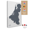 Benelux-Landkarte mit Niederlande, Belgien und Luxemburg in der Farbe Denim Blue in einem modernen, minimalistischem Design als Leinwand zum Pinnen von Reisen und Orten