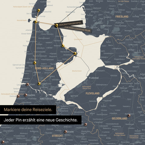 Moderne Benelux-Landkarte in der Farbe Navy Light als Pinn-Leinwand zeigt einen Ausschnitt von Nord-Holland und Utrecht, in der bereits besuchte Reiseziele durch Pins markiert sind 