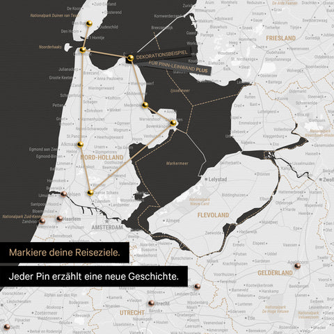 Moderne Benelux-Landkarte in der Farbe Schwarz-Weiss als Pinn-Leinwand zeigt einen Ausschnitt von Nord-Holland und Utrecht, in der bereits besuchte Reiseziele durch Pins markiert sind 