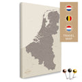 Benelux-Landkarte mit Niederlande, Belgien und Luxemburg in der Farbe Warmgray in einem modernen, minimalistischem Design als Leinwand zum Pinnen von Reisen und Orten