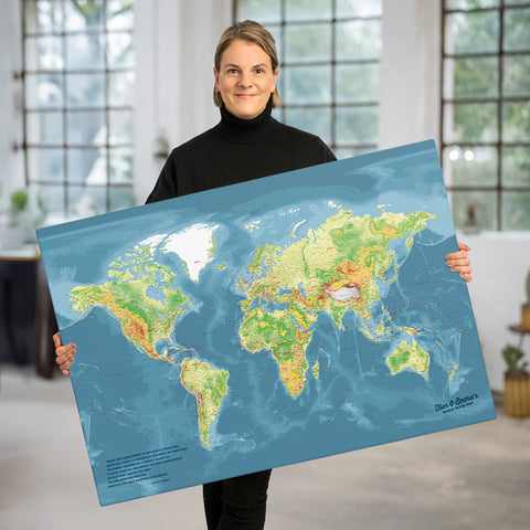 Rebecca Breuer präsentiert eine Weltkarte Multicolor Topo als Pinnwand zum Markieren von Orten