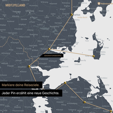 Detaillierte Dänemark-Karte als Pinn-Leinand in der Farbe Denim Blue, auf der Reiseziele in Midtjylland mit Pins markiert sind und eine Reiseroute mit Garn abgebildet ist