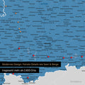 Ausschnitte einer Deutschlandkarte mit Bayern als Pinn-Leinwand in Blau mit Bergen, Seen und 2.500 Orten