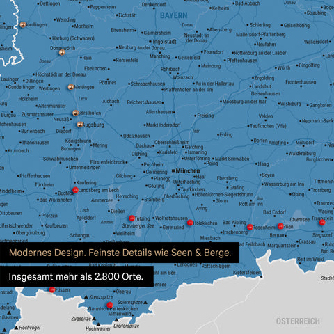 Ausschnitte einer Deutschlandkarte mit Bayern als Pinn-Leinwand in Blau mit Bergen, Seen und 2.500 Orten