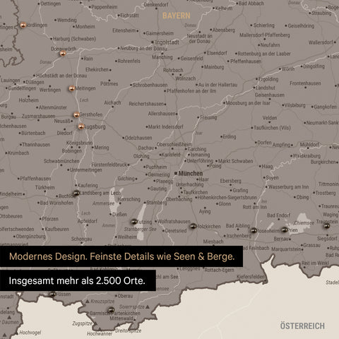 Ausschnitte einer Deutschlandkarte mit Bayern als Pinn-Leinwand in Warmgray (Braun-Grau) mit Bergen, Seen und 2.500 Orten