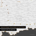 Ausschnitte einer Deutschlandkarte mit Bayern als Pinn-Leinwand in Dunkelgrau mit Bergen, Seen und 2.500 Orten