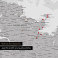 Detail einer Deutschland-Karte als Pinn-Leinand in Hellgrau mit Pins in Schleswig-Holstein