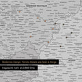 Ausschnitte einer Deutschlandkarte mit Bayern als Pinn-Leinwand in Multicolor Gray mit Bergen, Seen und 2.500 Orten