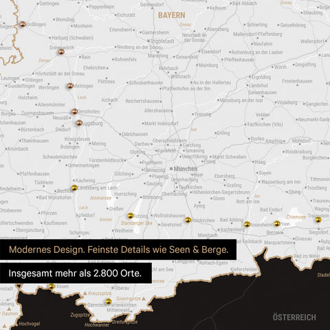 Ausschnitte einer Deutschlandkarte mit Bayern als Pinn-Leinwand in Schwarz-Weiß mit Bergen, Seen und 2.500 Orten