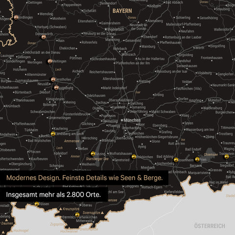 Ausschnitte einer Deutschlandkarte mit Bayern als Pinn-Leinwand in Light Black (Weiß Schwarz) mit Bergen, Seen und 2.500 Orten
