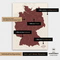 Übersicht über die vielfältigen Konfigurationsmöglichkeiten einer magnetischen Deutschland-Karte als Magnetboard in Bordeaux Rot, von der Auswahl des Aufhänge-Systems über Farben bis zum Detailgrad