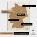 Übersicht über die vielfältigen Konfigurationsmöglichkeiten einer magnetischen Deutschland-Karte als Magnetboard in Bronze, von der Auswahl des Aufhänge-Systems über Farben bis zum Detailgrad