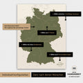 Übersicht über die vielfältigen Konfigurationsmöglichkeiten einer magnetischen Deutschland-Karte als Magnetboard in Olive Green, von der Auswahl des Aufhänge-Systems über Farben bis zum Detailgrad