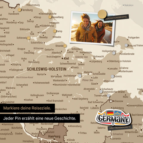 Detail einer magnetischen Deutschland-Karte als Magnettafel in Multicolor Brown zeigt Schleswig-Holstein mit einem angepinnten Urlaubsfoto sowie Reise- und Urlaubsmagnete