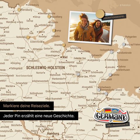 Detail einer magnetischen Deutschland-Karte als Magnettafel in Treasure Gold zeigt Schleswig-Holstein mit einem angepinnten Urlaubsfoto sowie Reise- und Urlaubsmagnete