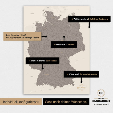 Übersicht über die vielfältigen Konfigurationsmöglichkeiten einer magnetischen Deutschland-Karte als Magnetboard in Warmgray, von der Auswahl des Aufhänge-Systems über Farben bis zum Detailgrad