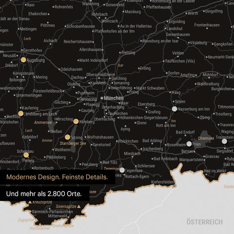Ausschnitt einer magnetischen Deutschland-Karte in Light Black zeigt Karte von Bayern, auf der Magnete Reiseziele markieren