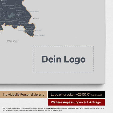 Deutschland-Karte als Pinn-Leinwand in Denim Blue mit Eindruck eines Firmenlogos