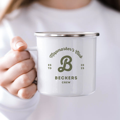 Emaille-Tasse mit Monogramm in Outdoor-Umgebung für Reisende