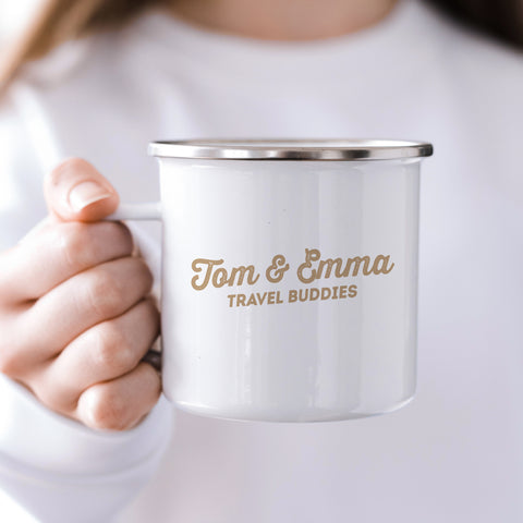 Emaille-Tasse mit Personalisierung in Outdoor-Umgebung für Reisende
