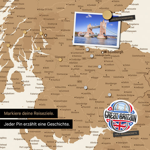 Detail einer magnetischen England & Irland-Karte als Magnettafel zeigt Großbritannien mit einem angepinnten Foto sowie Reise- und Urlaubsmagnete