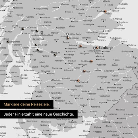 Detail einer England- & Großbritannien-Karte als Pinn-Leinand in Farbe Multicolor Gray mit Kartenausschnitt von Schottland