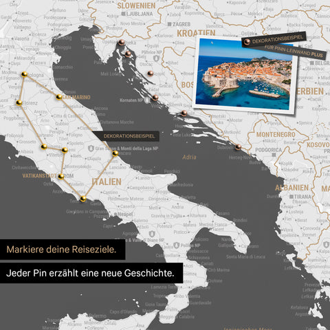 Moderne Europa Landkarte in der Farbe Dunkelgrau als Pinn-Leinwand zeigt einen Ausschnitt von Italien, Kroatien und Griechenland, in der bereits besuchte Reiseziele durch Pins markiert sind 