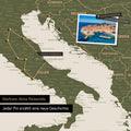 Moderne Europa Landkarte in der Farbe Olive Grün als Pinn-Leinwand zeigt einen Ausschnitt von Italien, Kroatien und Griechenland, in der bereits besuchte Reiseziele durch Pins markiert sind 
