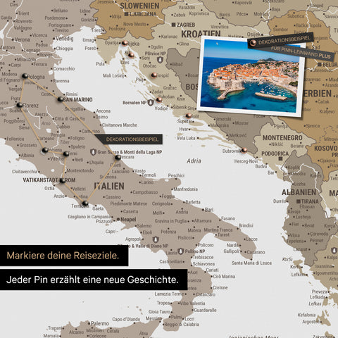 Moderne Europa Landkarte in der Farbe Multicolor Beige als Pinn-Leinwand zeigt einen Ausschnitt von Italien, Kroatien und Griechenland, in der bereits besuchte Reiseziele durch Pins markiert sind 