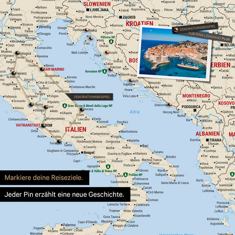 Moderne Europa Landkarte in der Farbe Multicolor Classic als Pinn-Leinwand zeigt einen Ausschnitt von Italien, Kroatien und Griechenland, in der bereits besuchte Reiseziele durch Pins markiert sind 