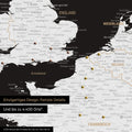 Europa Landkarte in Schwarz-Weiss als Leinwand zum Pinnen zeigt einen Ausschnitt von England, Frankreich und Belgien mit vielen Details wie Nationalparks, Flüssen und zahlreichen kleinen Orten und Städten, die teilweise mit Pins markiert sind